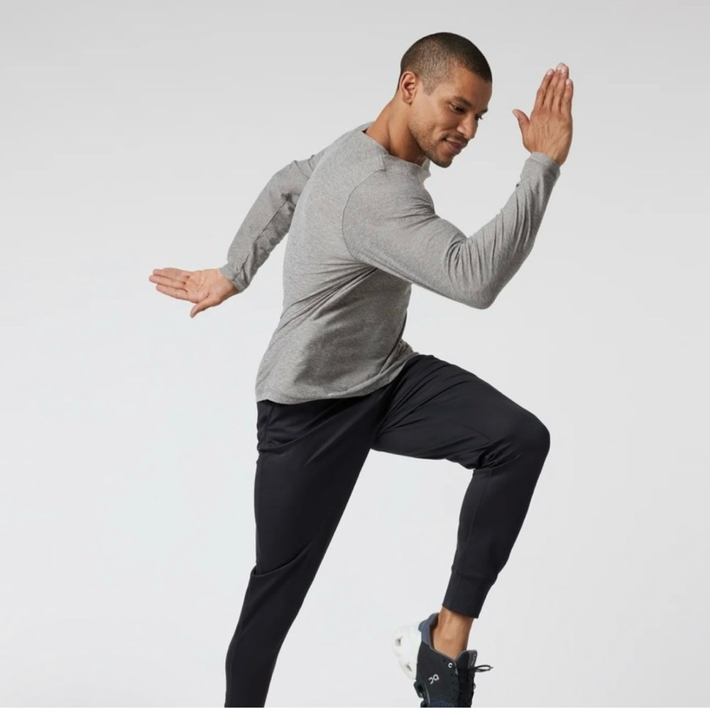 Vuori dreamknit performance long sleeve tee in gray.